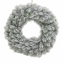 Osnežený vence čečiny s priemerom 40 cm.