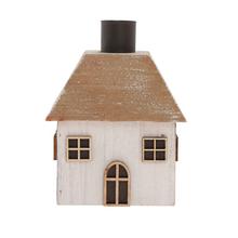 Drevený domček na sviečku s komínom.