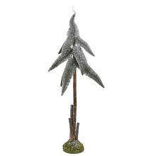 Vianočný strom na pni, zelený a biely, drevený.