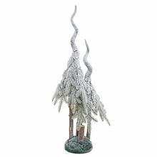 Dvoj strom na pni so zelenými a bielymi detailmi.