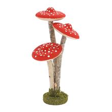 Dekorácia muchotrávky červené na drevenom podstavci.