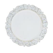 Biely plastový tanier s dekoratívnym okrajom, priemer 33 cm.