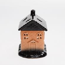 Aromalampa v tvare domčeka, hnedá farba.