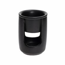 Čierna porcelánová aromalampa s rozmermi 8,5x11,5 cm.