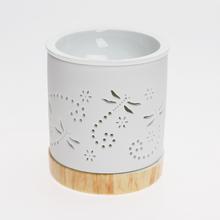 Aromalampa s motívom vážky, biela porcelánová, priemer 9,5 cm, výška 11 cm.