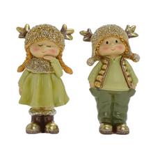 Dekoračné figúrky chlapca a dievčaťa v zlatých a zelených farbách.