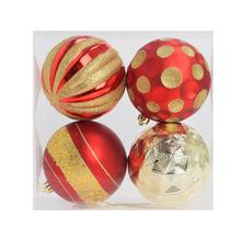 Sada štyroch vianočných gúľ v červenej a zlatej farbe.