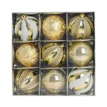 Sada plastových vianočných gúľ v zlatých a bielych farbách.