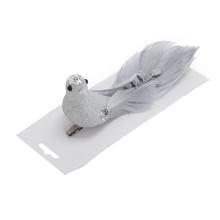 Strieborný vtáčik na štipci s perím.