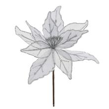 Strieborná vianočná ruža s detailným vzorom.