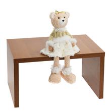 Textilná figúrka medvedíka dievča s bielou a šampanskou sukňou.
