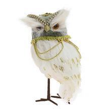 Textilná figúrka sovy v bielej, zlatej a zelenej farbe.