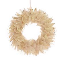 Veniec z pierok v šampanskom odtieni.