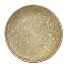 Okrúhla zlatá tácka z dreva s jemným vzorom.