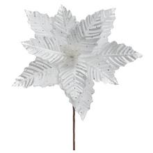 Biela vianočná ruža s dekoratívnymi lístkami.