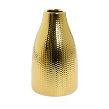 Zlatá keramická váza s textúrovaným povrchom.