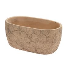 Hnedý keramický obal na kvety s textúrou listov.