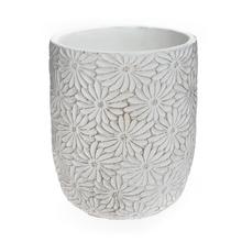 Biely keramický obal s kvetinovým vzorom.