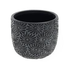 Čierny keramický obal s kvetinovým vzorom.