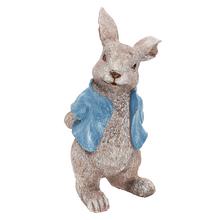 Keramický zajačik v modrom kabátiku.