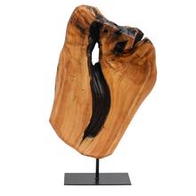 Drevená dekorácia na čiernom podstavci.