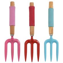 Farebné drevené záhradné náradie