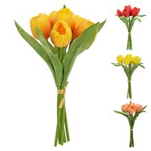 Kytica umelých tulipánov v žltej, oranžovej a ružovej farbe.