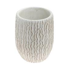 Biely keramický obal s textúrou.