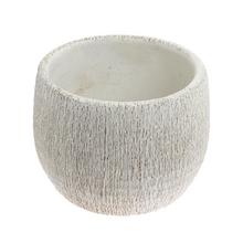 Biely keramický obal s textúrovaným povrchom.