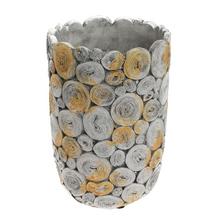 Šedý keramický obal s dekoratívnym vzorom.