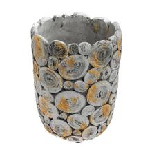 Šedý keramický obal s textúrou.