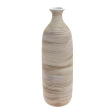 Keramická váza s pruhmi v krémovej farbe.