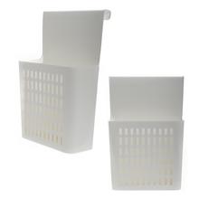 Biely závesný organizér s perforovaným dizajnom.