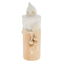 Biela LED sviečka z porcelánu s dreveným podstavcom.