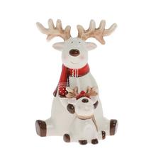 Sobíky z porcelánu s červeným šálom.