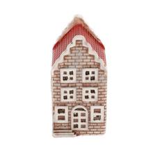 Porcelánový domček s červenou a zelenou strechou.