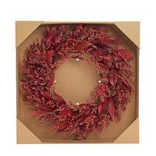 Bordový sušený veniec s umelými kvetmi.