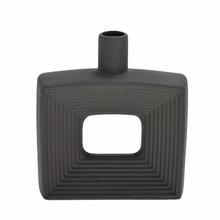 Čierna keramická váza s geometrickým tvarom.