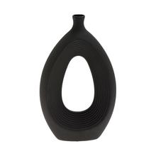 Čierna keramická váza s oválnym tvarom.