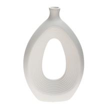 Biela keramická váza s moderným dizajnom.