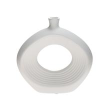 Biela keramická váza s oválnym tvarom a vyrezaným stredom.