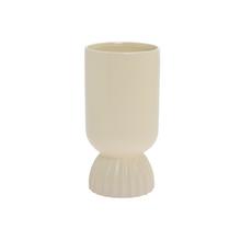 Obal z keramiky v krémovej farbe s rozmermi 12x12x23,5 cm.