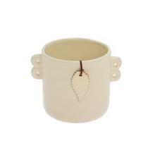 Obal keramika s uškami v krémovej farbe.