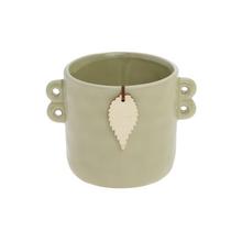 Zelený keramický obal s uškami.