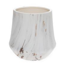 Obal na kvetináč z keramického materiálu v bielo-zlatej farbe.