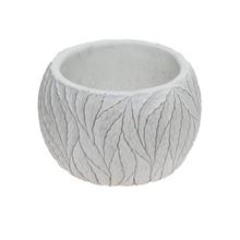 Biely keramický obal s listovým vzorom.