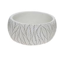 Biely keramický obal s listovým vzorom.