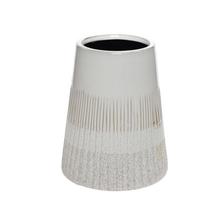 Biely keramický obal na vázu s jemným vzorom.