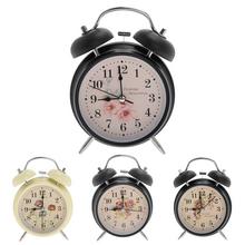 Žltý kovový budík s priemerom 10 cm.