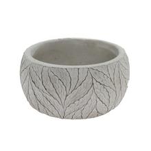 Šedý keramický obal s listovým vzorom.